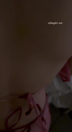 高颜值模特级身材气质网红女神【总在你背后TK】露脸淫乱私拍，女神调教成母狗给黄毛兄弟一起肏3P 截图1
