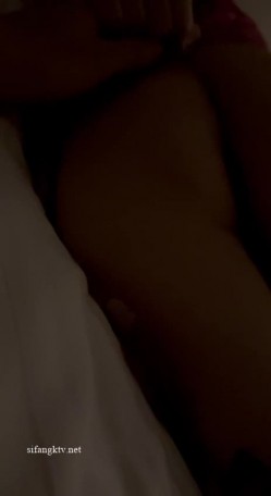 高颜值模特级身材气质网红女神【总在你背后TK】露脸淫乱私拍，女神调教成母狗给黄毛兄弟一起肏3P 截图15
