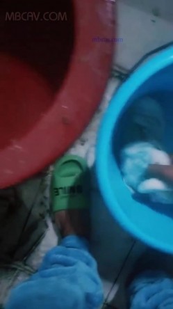 熟女控,贵在真实,工地打工熟女夫妻出租屋啪啪,壹顿爆艹,阿姨不够爽还要玩会黑蝴蝶 截图2