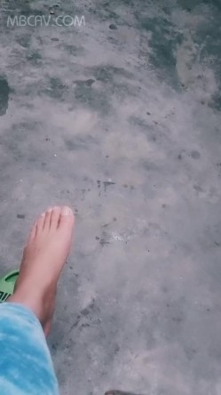 熟女控,贵在真实,工地打工熟女夫妻出租屋啪啪,壹顿爆艹,阿姨不够爽还要玩会黑蝴蝶 截图3
