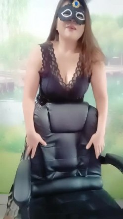 抖音熟女【俊姐】道具自慰，艳舞诱惑，淫语大尺度掰逼 截图1