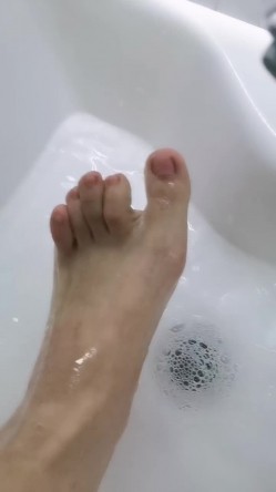新来的平面美女模特一个人陪狼友嗨，初次下海还有点放不开，跟狼友互动撩骚， 揉奶玩逼自慰呻吟都黑木耳了 截图1