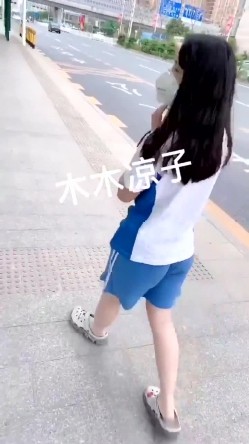 最新网红美少女『木木凉子』首次私拍流出 户外露出 公车口活 无套后入 完美露脸 高清私拍30P  截图4