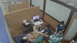 《妇产科监控破解》多位美女少妇张开大腿让医生又抠又摸检查阴道 截图4