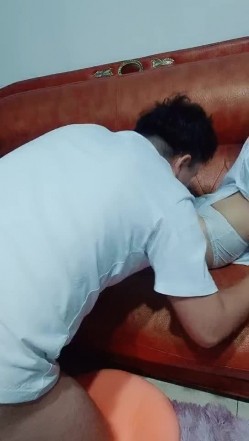 长发苗条白衬衣的少妇夫妻秀真皮沙发上无套啪啪一顿猛操，花式啪啪 截图7