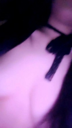甜美可爱的极品学妹全程露脸大秀直播，跟狼友互动撩骚听指挥，无毛白虎逼电动道具抽插浪叫，表情好骚真刺激 截图6