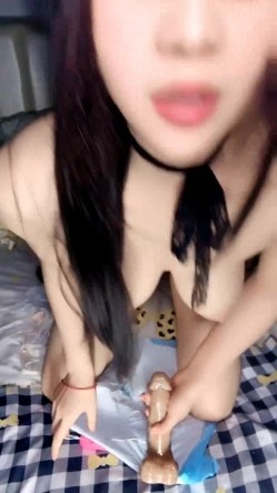 甜美可爱的极品学妹全程露脸大秀直播，跟狼友互动撩骚听指挥，无毛白虎逼电动道具抽插浪叫，表情好骚真刺激 截图9