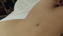 小哥吃宵夜灌醉女同事 ️带到宾馆趁她迷煳用大鸡巴狠狠操她胡言乱语 截图12