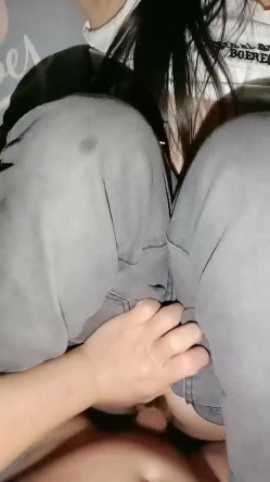 隔壁的极品少妇深夜让大哥啪啪，衣服都没脱玩就干上了，淫水多多无套抽插，抠她骚穴揉她奶子，深夜可射刺激 截图6