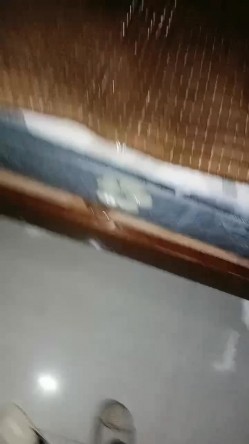 隔壁的极品少妇深夜让大哥啪啪，衣服都没脱玩就干上了，淫水多多无套抽插，抠她骚穴揉她奶子，深夜可射刺激 截图10