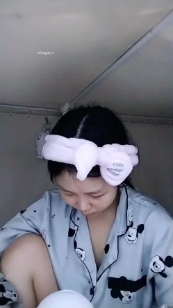 闷骚女学生【乔乔不犯困】下海福利，宿舍火力全开，做体操抠逼自尉 截图1