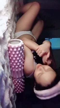 闷骚女学生【乔乔不犯困】下海福利，宿舍火力全开，做体操抠逼自尉 截图5