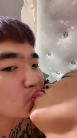 超骚的母狗少妇，全程露脸情趣诱惑，舔鸡巴的样子真带劲，激情上位让大哥压在身下抓着奶子无套爆草内射中出 截图11