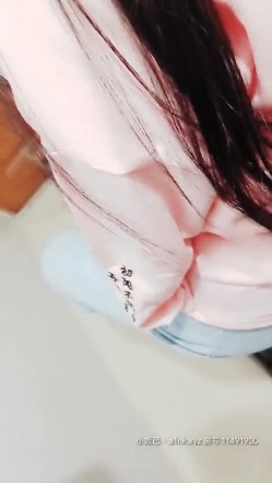 舅妈不在舅舅用钱引诱强上白虎外甥女循序渐进各种语撩成功进入这样B真的不多见淫水特别多J8毛都弄湿了内射很有撸点 截图1