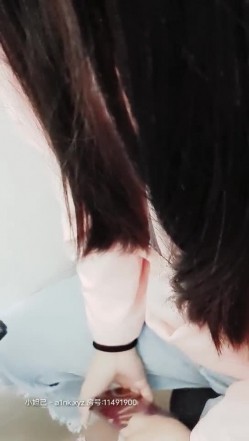 舅妈不在舅舅用钱引诱强上白虎外甥女循序渐进各种语撩成功进入这样B真的不多见淫水特别多J8毛都弄湿了内射很有撸点 截图2