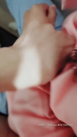 舅妈不在舅舅用钱引诱强上白虎外甥女循序渐进各种语撩成功进入这样B真的不多见淫水特别多J8毛都弄湿了内射很有撸点 截图8