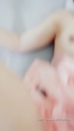 舅妈不在舅舅用钱引诱强上白虎外甥女循序渐进各种语撩成功进入这样B真的不多见淫水特别多J8毛都弄湿了内射很有撸点 截图12