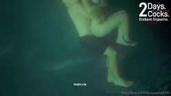 换妻界顶流，【爱玩夫妻】【2天2肉棒无限高潮】甜点之后的浴缸诱惑第三集，赤裸裸地围坐品尝 截图14