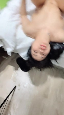 好姐妹一起享受弯钩鸡巴，全程露脸一起舔大鸡巴，深喉口交让小哥轮草抽插，吞精喝尿，电钻玩逼高潮喷水刺激 截图9