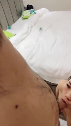 好姐妹一起享受弯钩鸡巴，全程露脸一起舔大鸡巴，深喉口交让小哥轮草抽插，吞精喝尿，电钻玩逼高潮喷水刺激 截图12