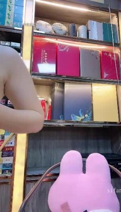 颜值少妇【烟酒店老板娘（羊羊）】在店里自慰喷水，道具自慰，大胆掰逼，颜值顶 截图15