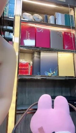颜值少妇【烟酒店老板娘（羊羊）】在店里自慰喷水，道具自慰，大胆掰逼，颜值顶 截图16