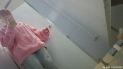 新流出魔手外购新系列高校女厕后拍学妹尿尿其中两个妹子逼毛特别黑 截图2