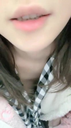 甜美气质颜值女神！解开衣服浑圆美乳！开档黑丝袜掰穴骚穴，跳蛋震动手指扣入，爽的流出白浆 截图1