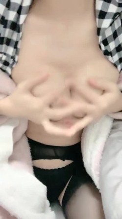 甜美气质颜值女神！解开衣服浑圆美乳！开档黑丝袜掰穴骚穴，跳蛋震动手指扣入，爽的流出白浆 截图2