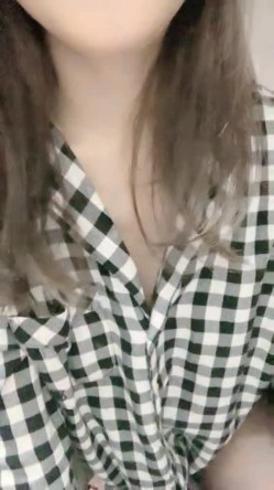 甜美气质颜值女神！解开衣服浑圆美乳！开档黑丝袜掰穴骚穴，跳蛋震动手指扣入，爽的流出白浆 截图10