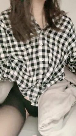 甜美气质颜值女神！解开衣服浑圆美乳！开档黑丝袜掰穴骚穴，跳蛋震动手指扣入，爽的流出白浆 截图11