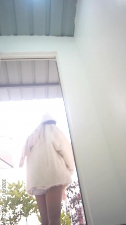 景区简易女厕高清 升级摄像头享受极致视觉体验 呕吐美女晕倒被闺蜜扶走 截图5