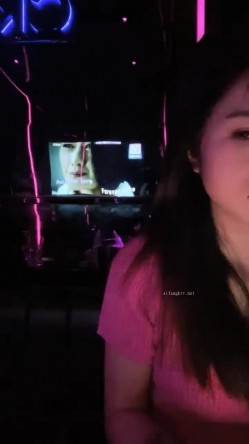 激情一夜，户外真实！【跟闺蜜在KTV玩耍】，安徽，女神肤白貌美，偷偷在KTV卫生间发骚自慰 截图2