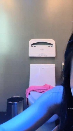 激情一夜，户外真实！【跟闺蜜在KTV玩耍】，安徽，女神肤白貌美，偷偷在KTV卫生间发骚自慰 截图9