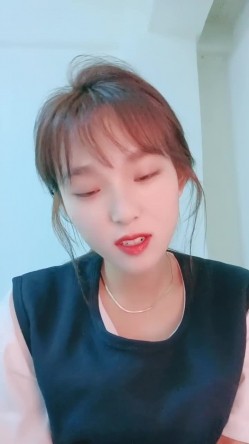 清纯小妹秒变淫荡欲女，露脸诱惑狼友撩骚脱光了自慰骚穴，道具抽插干净的逼逼特写，浪荡呻吟表情好骚真刺激 截图1