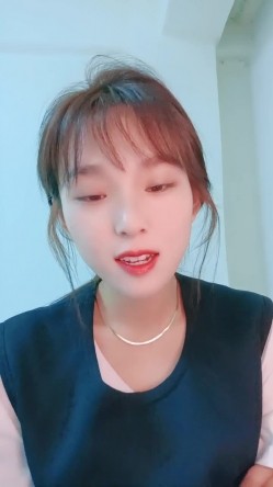 清纯小妹秒变淫荡欲女，露脸诱惑狼友撩骚脱光了自慰骚穴，道具抽插干净的逼逼特写，浪荡呻吟表情好骚真刺激 截图2