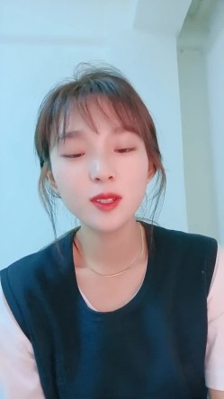 清纯小妹秒变淫荡欲女，露脸诱惑狼友撩骚脱光了自慰骚穴，道具抽插干净的逼逼特写，浪荡呻吟表情好骚真刺激 截图3