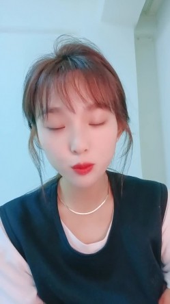 清纯小妹秒变淫荡欲女，露脸诱惑狼友撩骚脱光了自慰骚穴，道具抽插干净的逼逼特写，浪荡呻吟表情好骚真刺激 截图4
