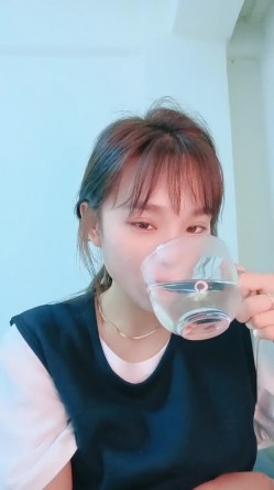 清纯小妹秒变淫荡欲女，露脸诱惑狼友撩骚脱光了自慰骚穴，道具抽插干净的逼逼特写，浪荡呻吟表情好骚真刺激 截图5