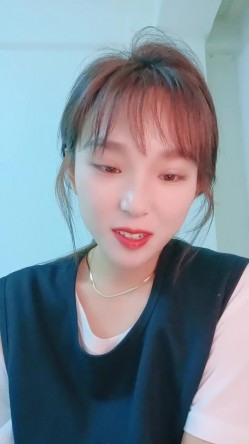 清纯小妹秒变淫荡欲女，露脸诱惑狼友撩骚脱光了自慰骚穴，道具抽插干净的逼逼特写，浪荡呻吟表情好骚真刺激 截图6
