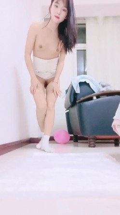 清纯小妹秒变淫荡欲女，露脸诱惑狼友撩骚脱光了自慰骚穴，道具抽插干净的逼逼特写，浪荡呻吟表情好骚真刺激 截图13