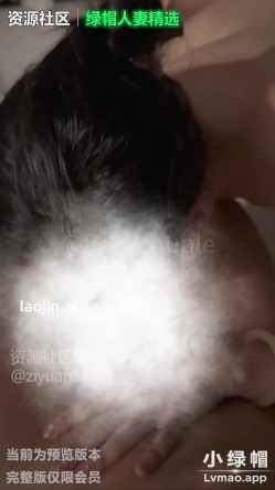 炸裂的绿帽夫妻，【fiee】，老婆被单男后入，老公居然还要帮忙挤奶，床被摇晃得嘎吱嘎吱，太刺激了 截图13