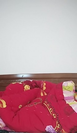 强烈推荐 喜欢双洞齐插的眼镜美女再度来袭 这次还玩了啤酒瓶插穴 瓶里还有不少酒 愣是往小穴里灌酒 截图11