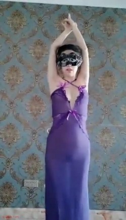 快手爱跳骚舞的美熟女主播『凤缘分』大秀性感身姿 用各种形状的自慰棒插的多毛黑穴流水水 截图1