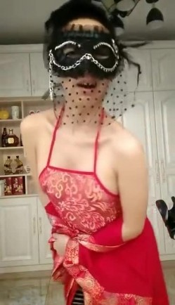 快手爱跳骚舞的美熟女主播『凤缘分』大秀性感身姿 用各种形状的自慰棒插的多毛黑穴流水水 截图7