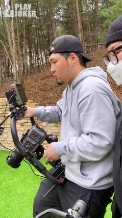 神似毛晓彤 高颜值韩式网红 骑摩托裸奔极品MV拍摄现场濒临AV现场气氛 截图3