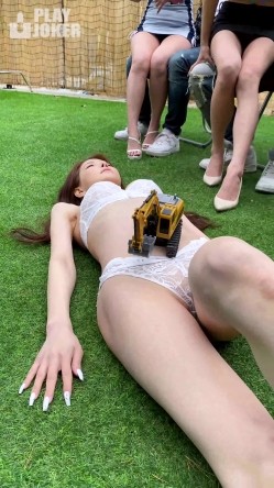 神似毛晓彤 高颜值韩式网红 骑摩托裸奔极品MV拍摄现场濒临AV现场气氛 截图7