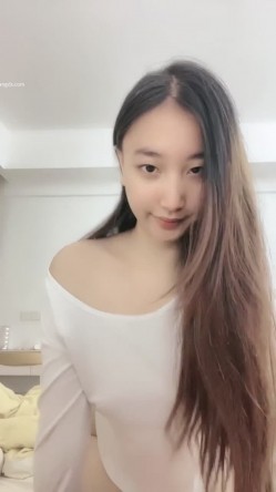 学生妹，【陈小鱼】，清纯校花类型，甜美可爱三点全露，粉穴直接怼到镜头上 截图6