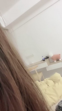 学生妹，【陈小鱼】，清纯校花类型，甜美可爱三点全露，粉穴直接怼到镜头上 截图8