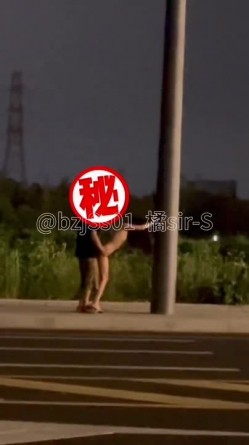 专约极品大神『橘sir-S』在全校师生面前展示一波“体操运动”小母狗羞耻的看着落地窗外的学生和老师，被前后夹击 截图1